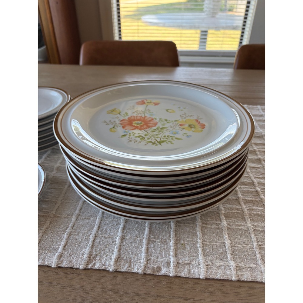 Vintage set 8 Colonial Stoneware Caroline dinner plate 7 dessert plates 1 saucer - Picture 2 of 6